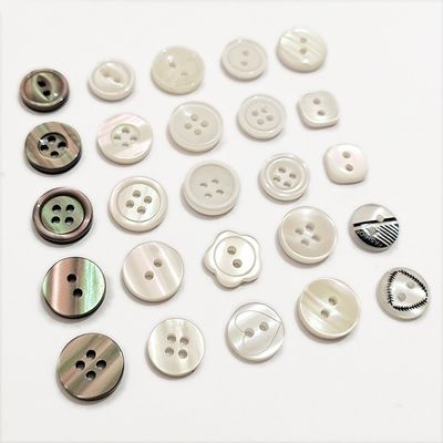 Nhà máy bán trực tiếp 4 lỗ vòng nhựa nút tùy chỉnh khắc logo nhựa nút cho quần áo áo len