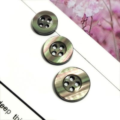 Nhà máy bán trực tiếp 4 lỗ vòng nhựa nút tùy chỉnh khắc logo nhựa nút cho quần áo áo len